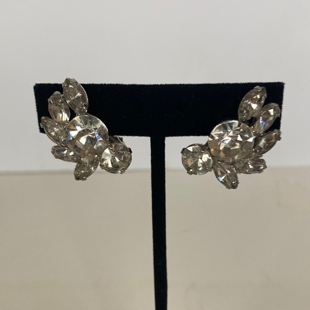 Z117-Vintage costume jewelry- clip on earrings that are silver and white colored